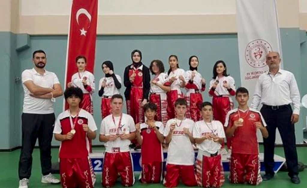 Minik- Yıldız Bursa Kickboks Şampiyonasın da 23 MADALYA