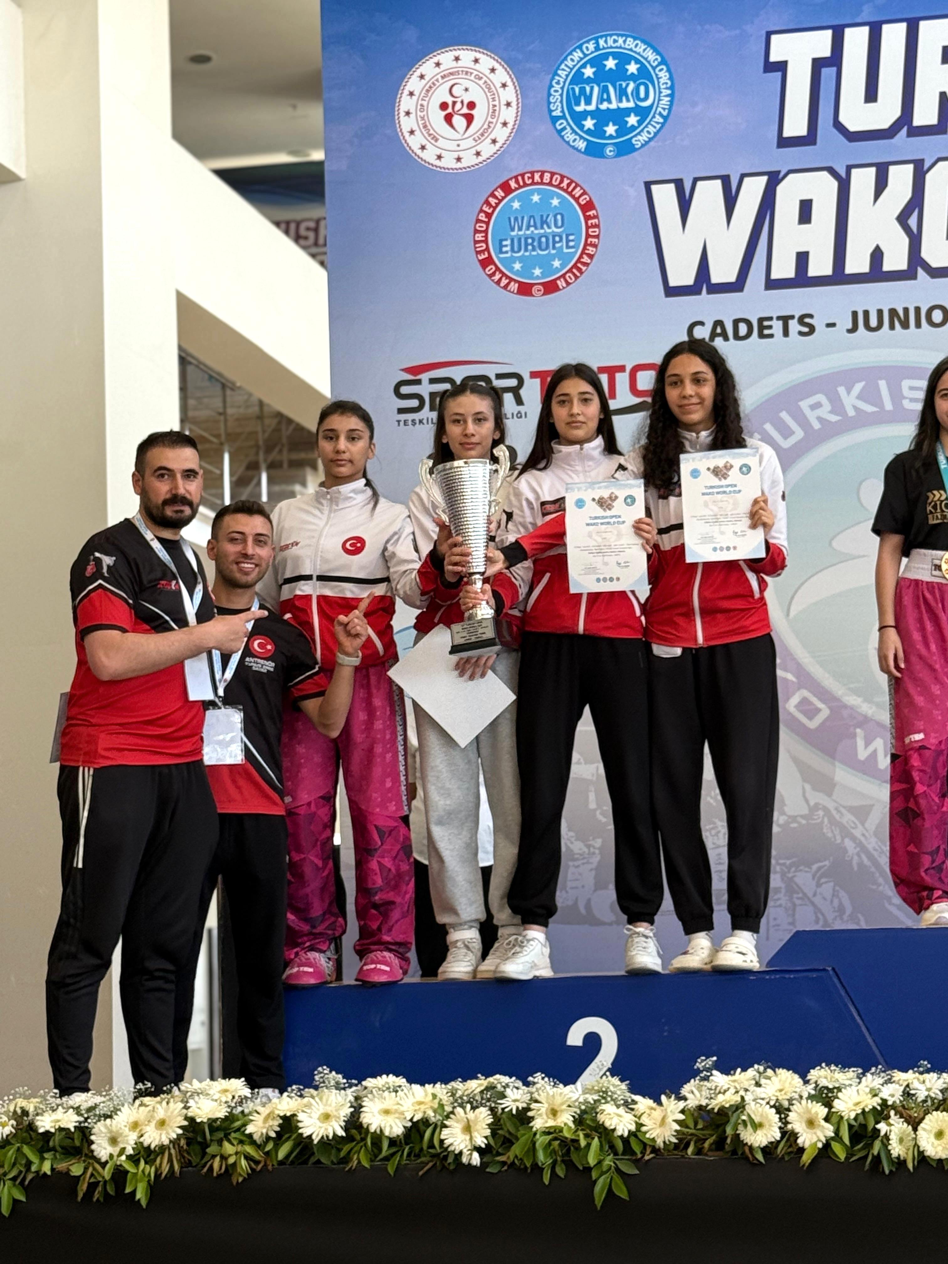 İNTERNATİONAL WORLD CUP 2025 YILI (14-18 MAYIS) ANTALYA KESGİN TEAM  	WORLD CUP TAKIMLAR ŞAMPİYONASI 2.LİK KUPASI 	BERİL ELÇİN BÜYÜKHATİPOĞLU 	İKBAL AKTÜRK 	BEREN BÖLÜKBAŞ 	ASLI SALIM