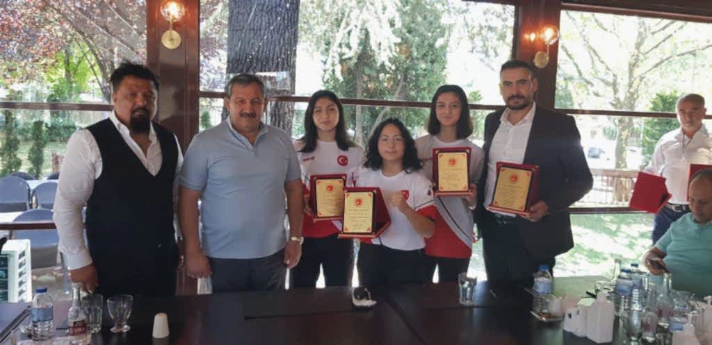  Başbakanımızdan Plaket Takdimi 